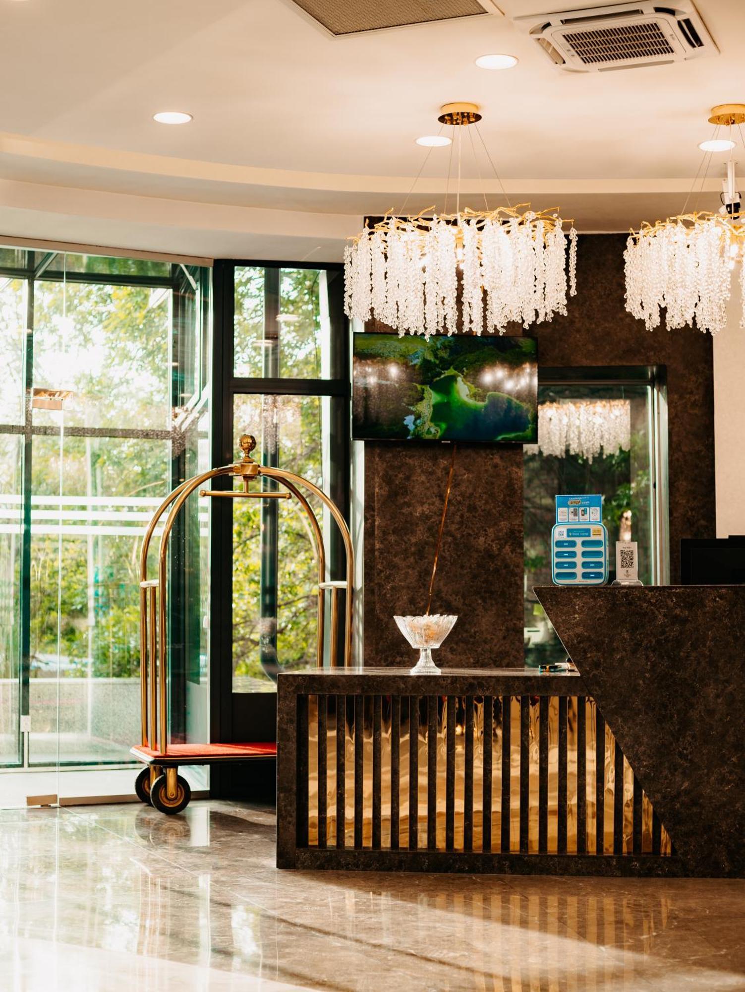 אלמטי Grand Mildom Hotel מראה חיצוני תמונה